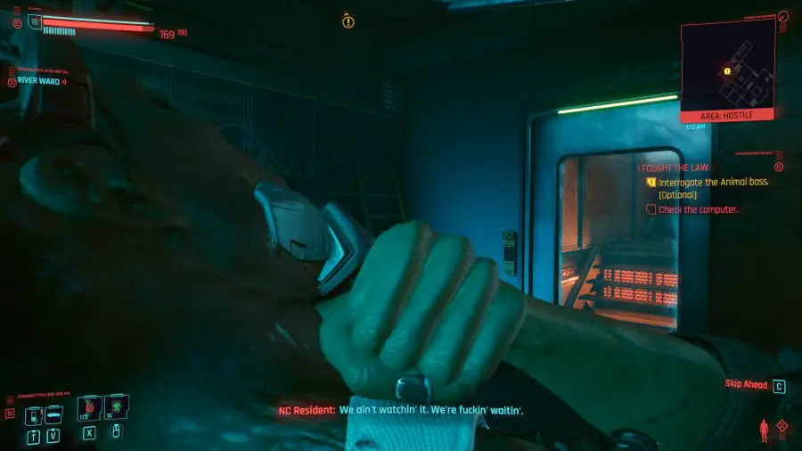 Le joueur est aux prises avec un ennemi qu'il a utilisé furtivement pour se faufiler dans Cyberpunk 2077. Il a du mal à se libérer.
