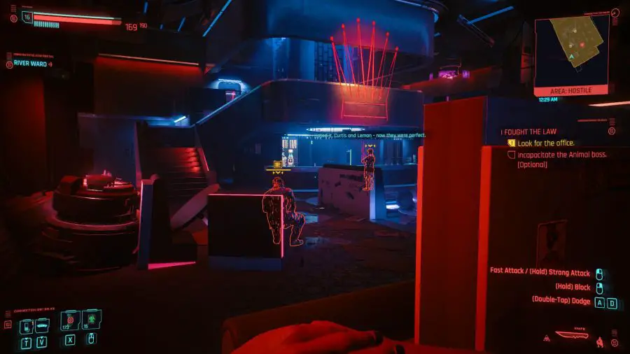 Le joueur utilise la furtivité dans Cyberpunk 2077 pour se faufiler dans une pièce éclairée au néon.  Les ennemis ne sont pas conscients de leur présence.