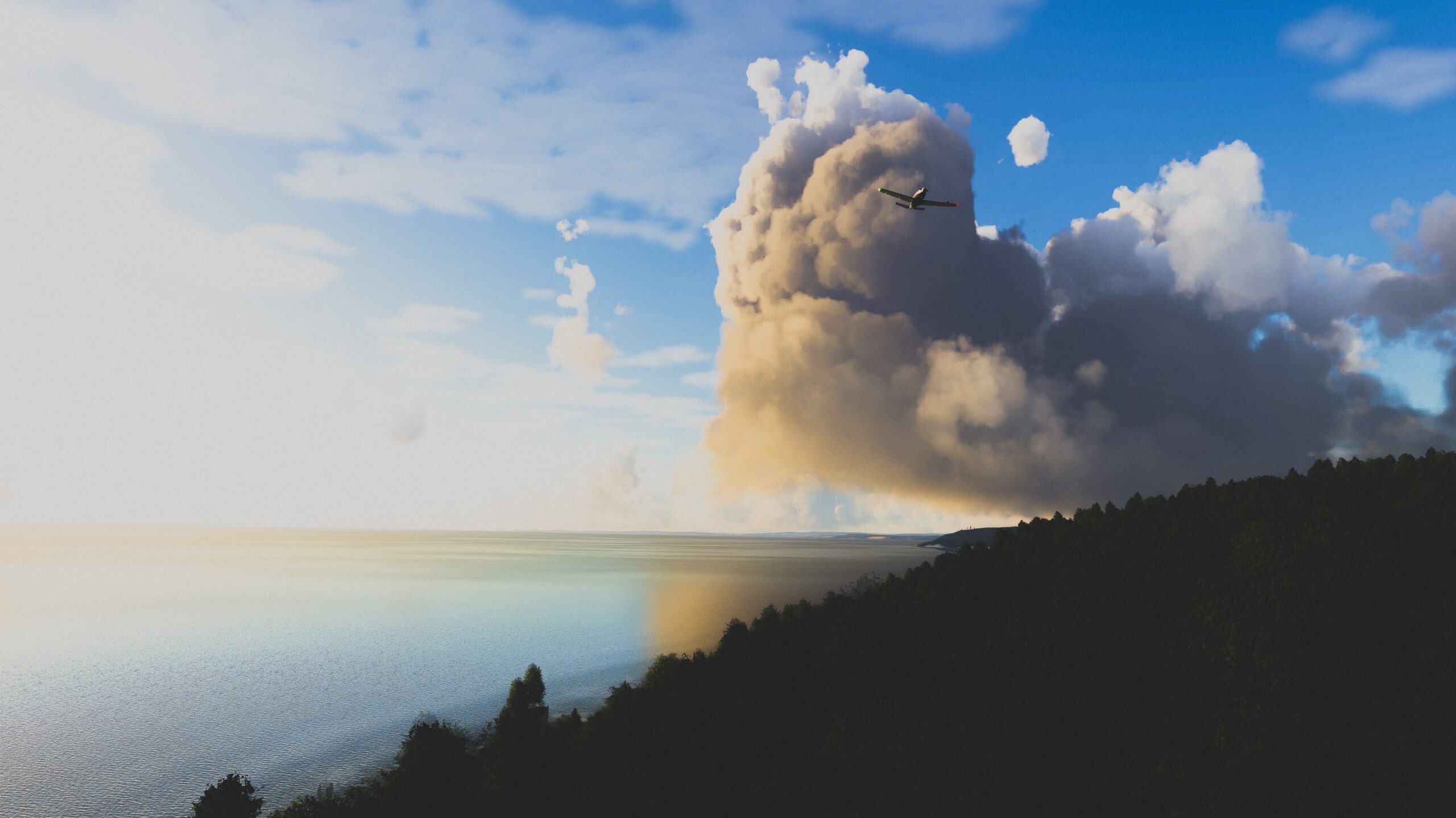 Letadlo Microsoft Flight Simulator letící před obřím mrakem u útesů a stromů