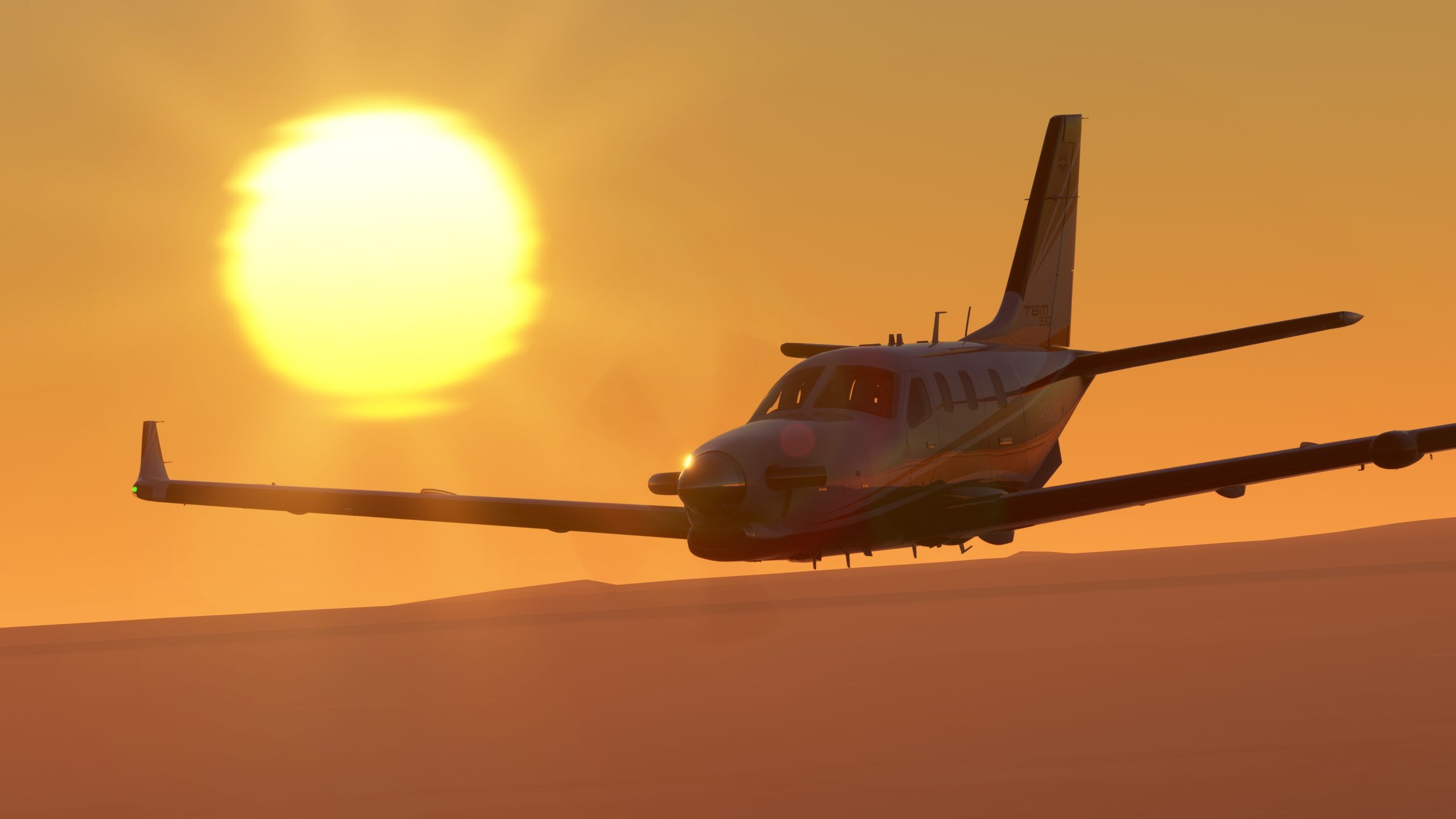 Avión de Microsoft Flight Simulator volando contra una puesta de sol naranja