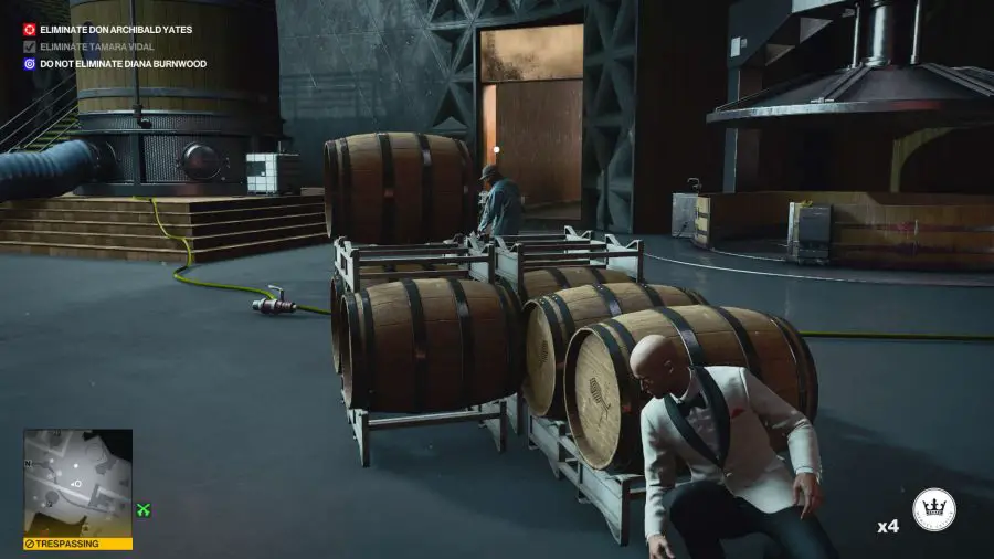 L'agent 47 se cache dans une distillerie alors qu'il est en train de déverrouiller l'un des codes du clavier dans la mission Mendoza de Hitman 3.