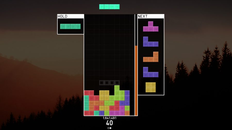 Cinq piles de blocs Tetris avec un espace sur le côté droit prêt pour une brique de ligne à effacer dans Tetr.io