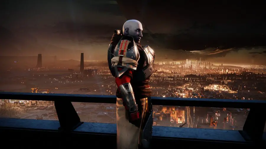 El comandante de Destiny 2, Zavala, líder de la Vanguardia, se encuentra de perfil contra las luces de la Última Ciudad de la Tierra, su atención dividida entre el jugador y la ciudad misma.