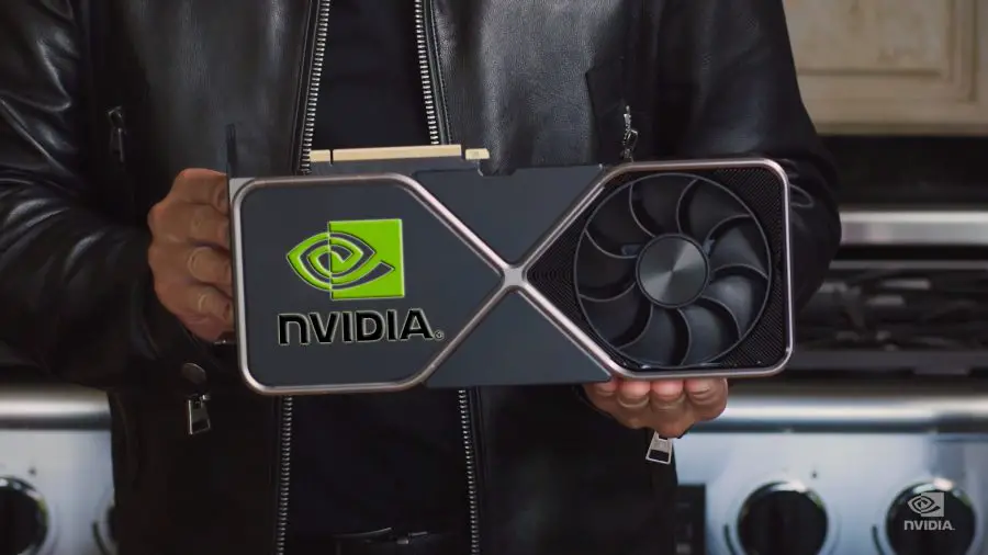 RTX 4080: Nvidia-CEO hält eine Grafikkarte mit dem Logo auf der linken Seite