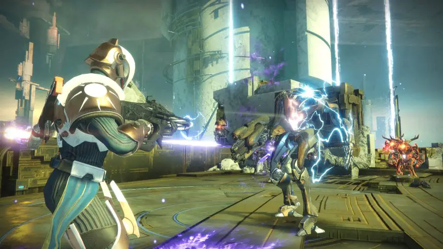 Ore di ripristino settimanali di Destiny 2: un Guardiano colpisce un nemico con il suo fucile elettrificato mentre altri nemici Vex si avvicinano.