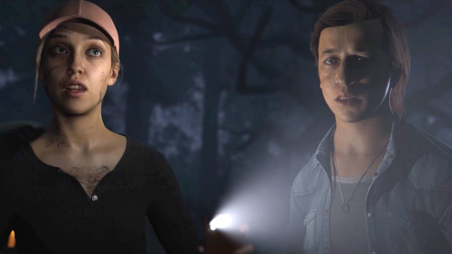 Le casting et les personnages de Quarry : Laura et Max sont un peu paniqués après avoir vu quelque chose dans les bois.  Laura tient une lampe de poche.