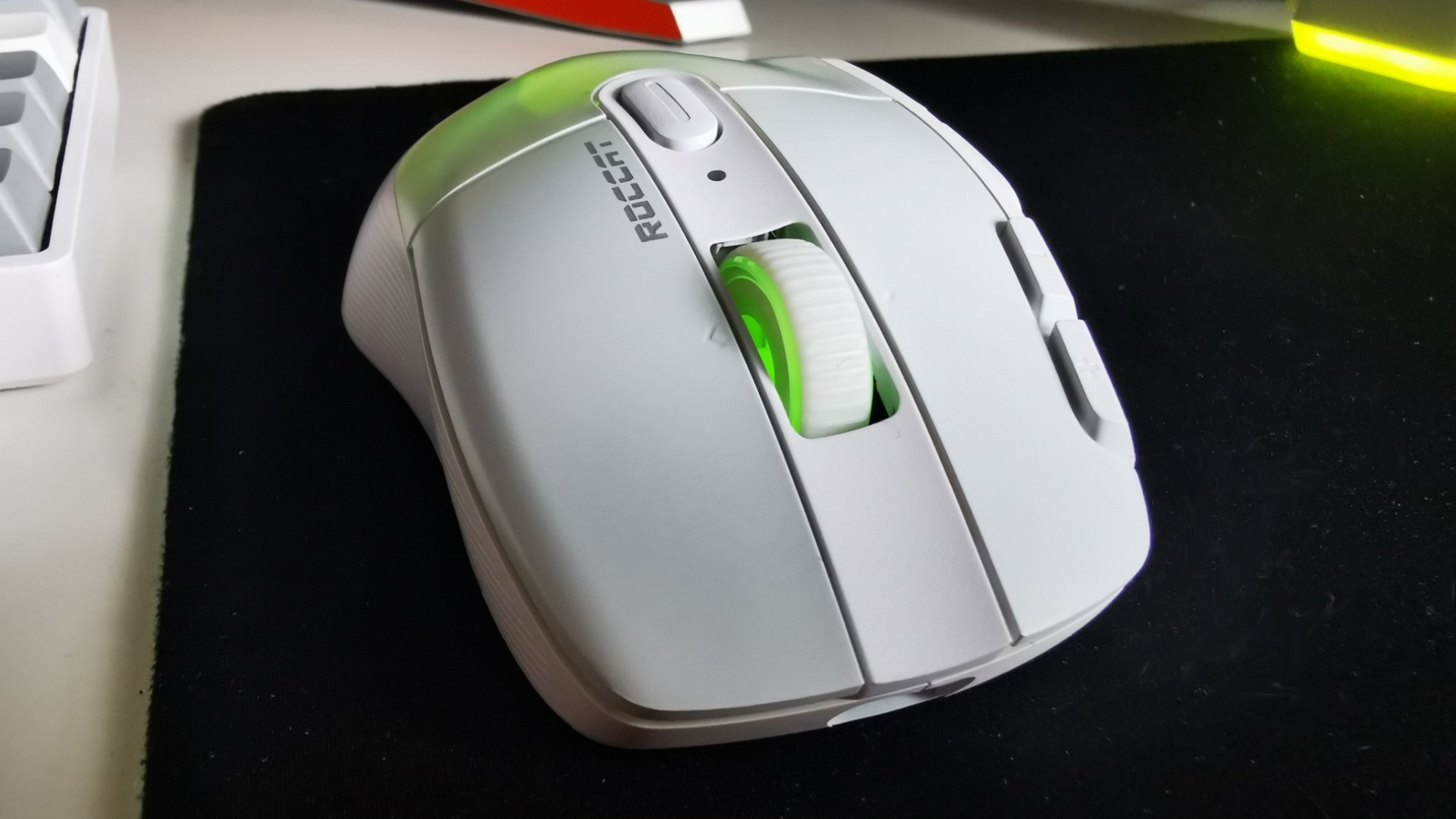 Herní myš Roccat Kone XP Air s tlačítky směřujícími k fotoaparátu a zelenými RGB světly