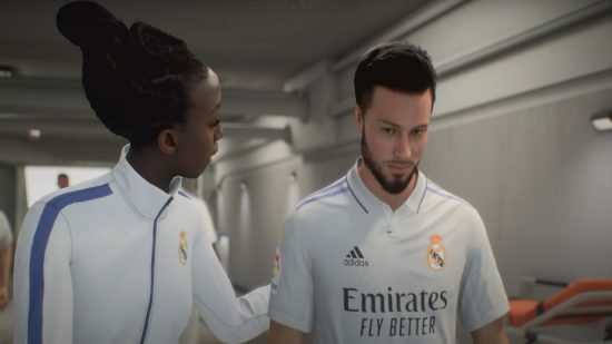 Guide du mode carrière de FIFA 23 : un joueur du Real Madrid marche dans un couloir dans une cinématique pendant qu'un membre du personnel lui parle