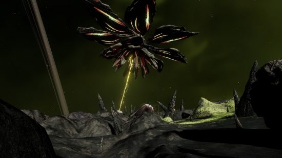 Elite Dangerous Thargoids : Un énorme Thargoid en forme de fleur plane au-dessus d'une planète couverte de structures cristallines épineuses, et un faisceau d'énergie vert pâle le relie à la surface