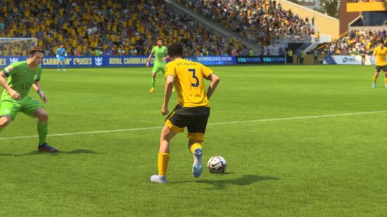 Mejor lateral izquierdo en FIFA 23: Rayan Ait-Nouri corriendo a la defensa con el balón