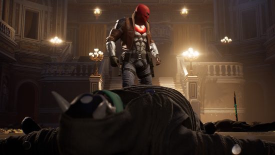 Gotham Knights - Red Hood steht über einem fassungslosen Feind