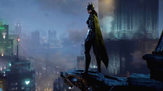 Gotham Knights Review - Batgirl steht auf einer Groteske mit Blick auf Gotham City