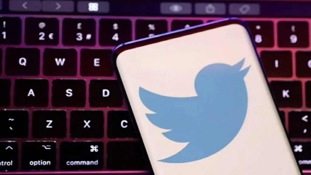 Twitter könnte heute etwa die Hälfte seiner Mitarbeiter entlassen; Mitarbeiter warten auf Bestätigungs-E-Mails