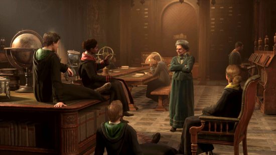Personaggi di Hogwarts Legacy: diversi studenti parlano con un professore in una sala comune.
