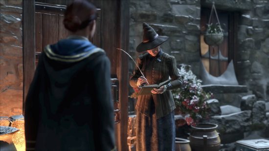 Hogwarts Legacy-Charaktere – Der Spieler spricht mit Cassandra Mason vor ihrem Laden in Hogsmede.