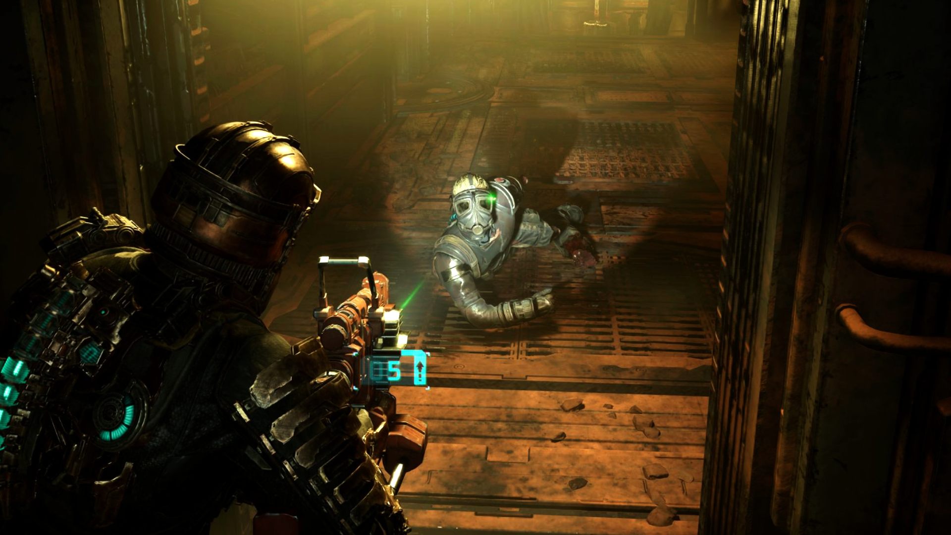 Los mejores escenarios de Dead Space: Isaac apuntando con su arma a un soldado que se arrastra