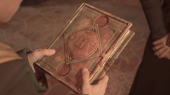 Pages du guide de terrain Hogwarts Legacy - le guide de terrain que le professeur Weasley remet à la sorcière ou au sorcier.  Il a l'emblème de Poudlard sur le devant et un loquet en métal.