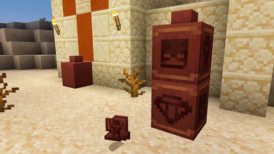 Frammenti di ceramica di Minecraft: un pezzo di ceramica accanto a due grandi vasi completamente costruiti