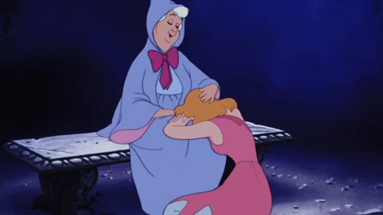 Snímek obrazovky Disney Dreamlight Valley Update 5 - Popelka (1950): Popelka pláče v klíně kmotry víly, která sedí na kamenné lavici.