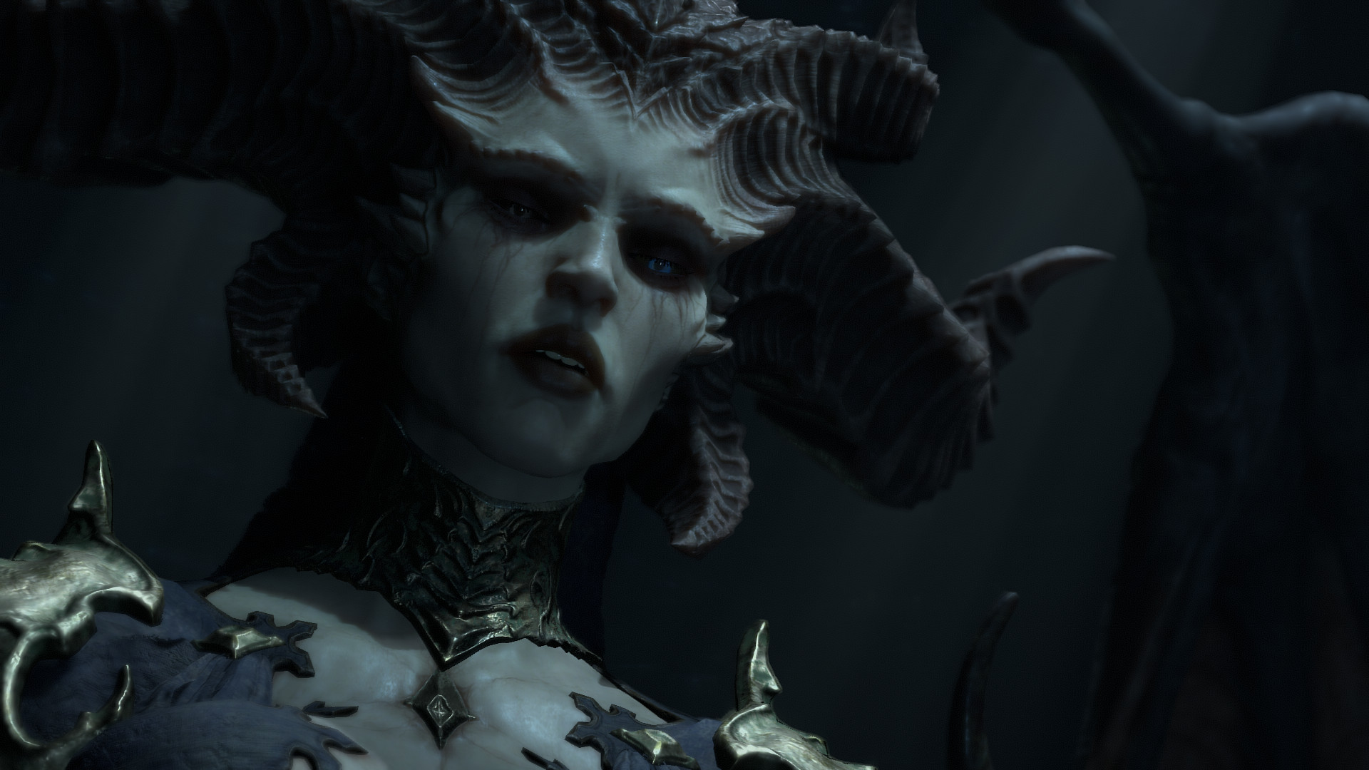 Meilleurs paramètres de Diablo 4: Lilith regarde quelqu'un de haut, dans une pièce sombre, avec un regard de pitié