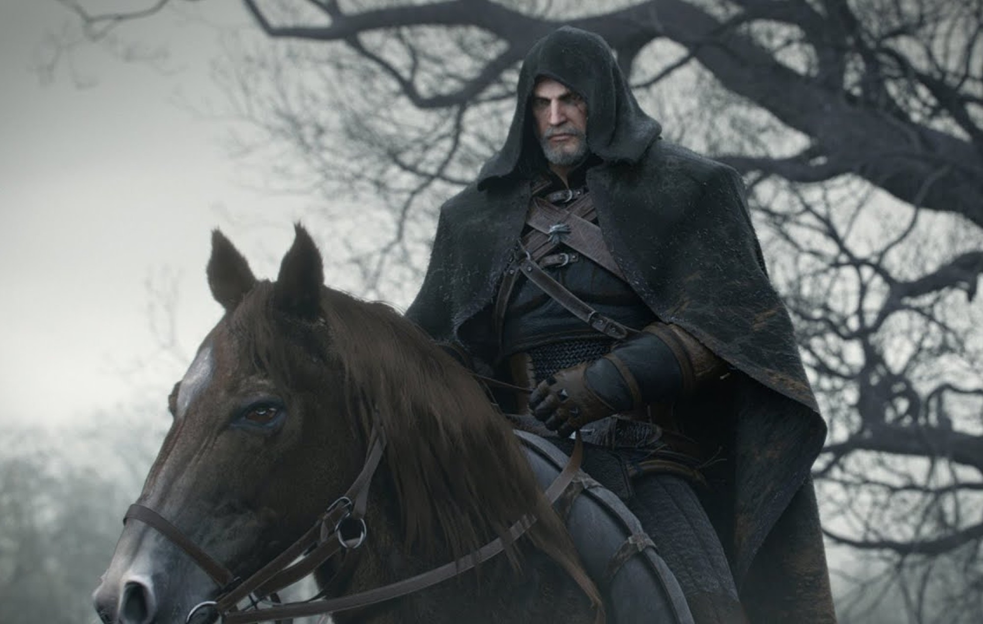 Snímek obrazovky z filmového traileru k Zaklínači 3: Divoký hon s Geraltem z Rivie na koni