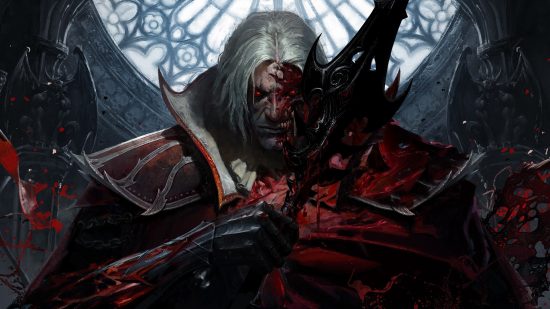 Un hombre con cabello largo y blanco cruza una espada enorme y un cuchillo curvo en su pecho mientras gira hacia la derecha y los ojos brillan de color rojo frente a una vidriera.