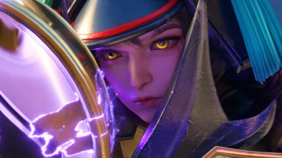 El parche de Naraka Bladepoint cambia: una mujer mira desde detrás de su gran espada, con energía púrpura crepitando a través de ella.