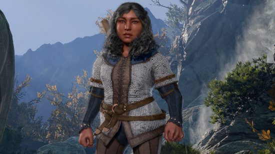 Baldur's Gate 3 Dwarf : une femme corpulente portant une cotte de mailles se dresse dans une forêt.