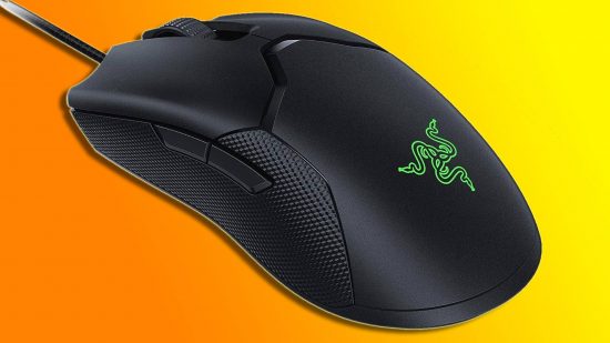 Miglior mouse CS2: un mouse Razer Viper 8kHz nero appare su uno sfondo arancione e giallo.