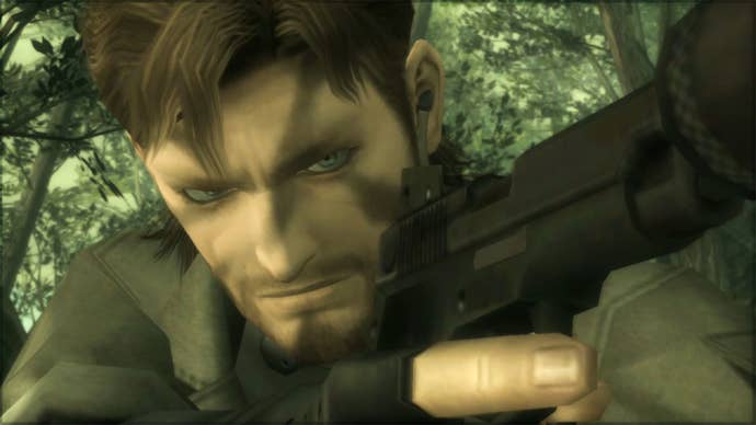 Un gros plan de Snake dans Metal Gear Solid 3 : il est dans la forêt et a de la peinture camouflage sur le visage.