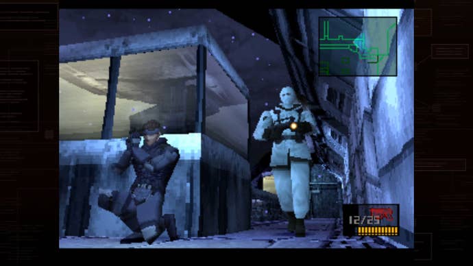 Avec une bordure noire pour sauvegarder le rapport d'aspect, c'est une capture d'écran de Metal Gear Solid 1, émulé sur les systèmes modernes.  Un garde passe tandis que Snake s'accroupit dans un coin.