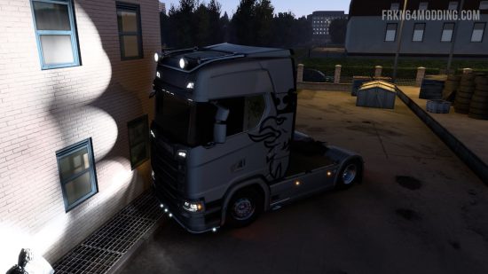 Un camion qui éclaire ses phares sur un mur voisin