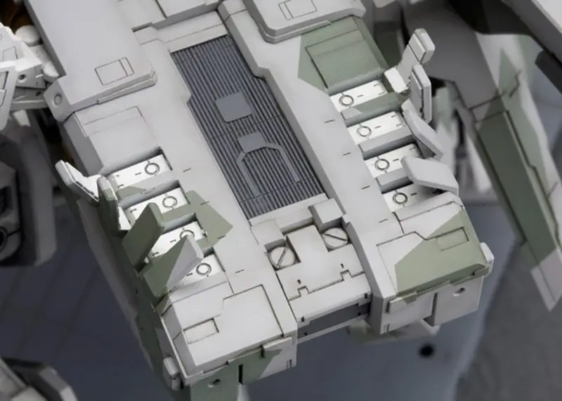 Maqueta de Metal Gear REX - escotillas de misiles