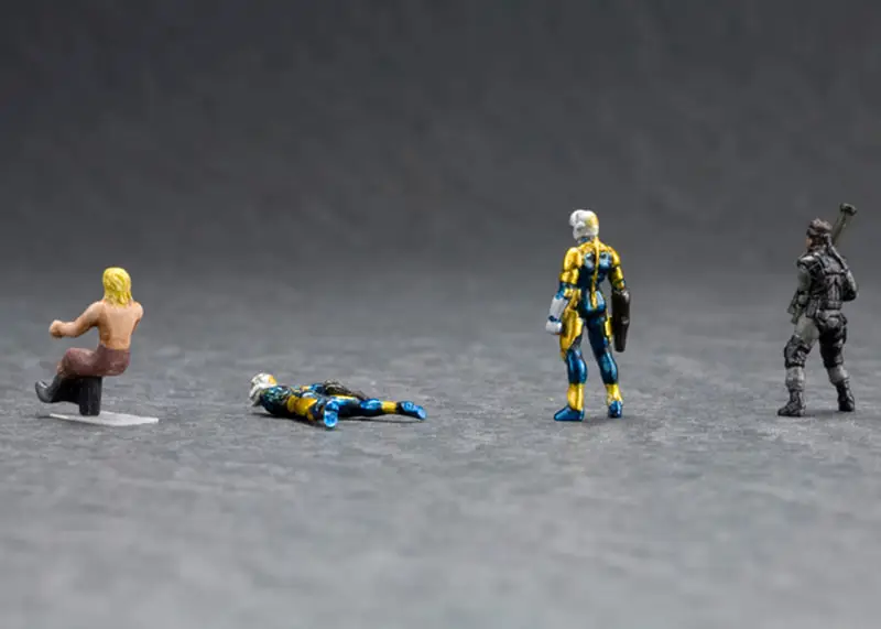 Modello Metal Gear REX - figurine umane sul retro