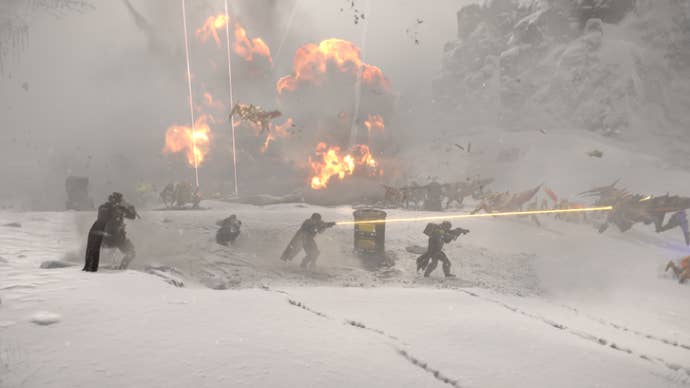 Einige Spieler während eines Feuergefechts in Helldivers 2.