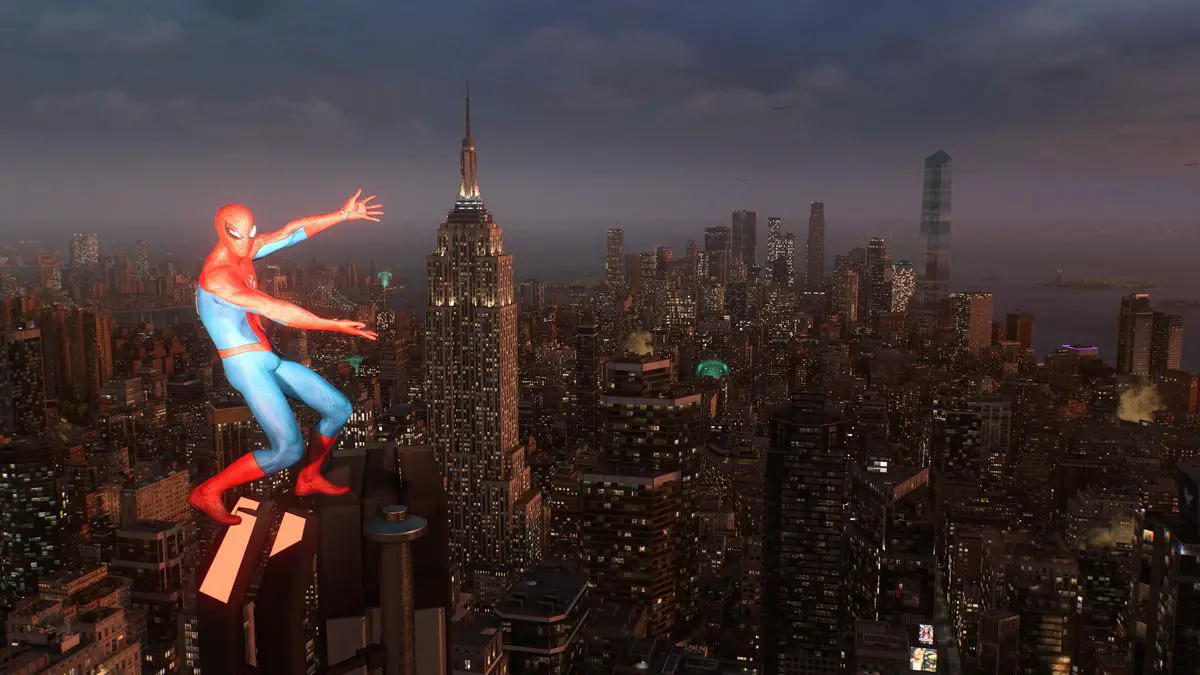 Spider-Man se encuentra en lo alto de un rascacielos y, con los brazos extendidos, presenta la vista de Nueva York al anochecer. ¡Spider-Man 2 es un juego magnífico!