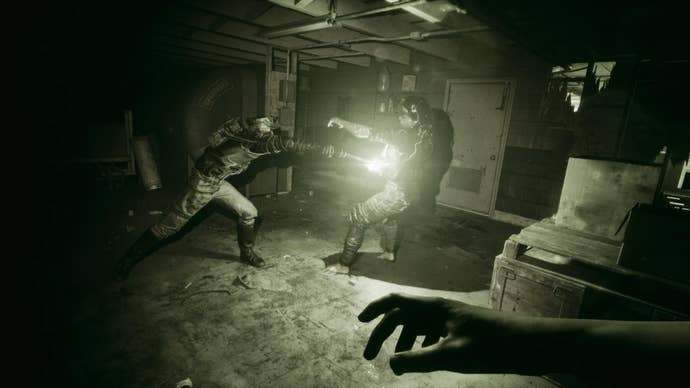 Il giocatore guarda un nemico combattere un altro reagente mentre usa gli occhiali per la visione notturna in The Outlast Trials.