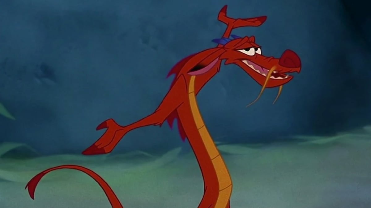 Mushu el dragón de Mulan con los brazos extendidos y sonriendo