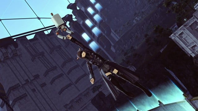 La montura Alliance Raid Pod cruzada de Final Fantasy XIV x Nier Automata, con un Miqote con glamour inspirado en Yorha manteniéndose firme