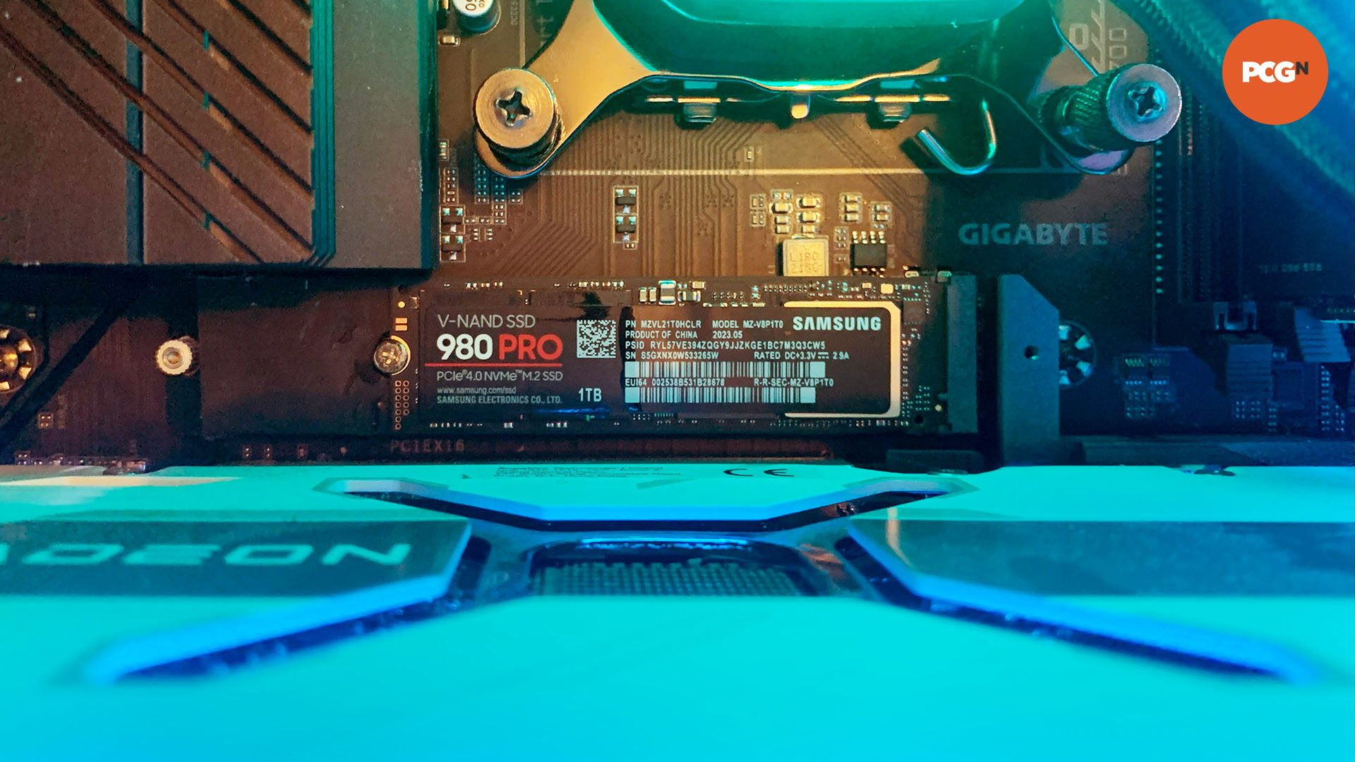 Recenze Samsung 980 Pro: SSD nainstalované na základní desce Gigabyte