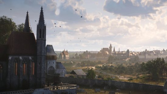 Kingdom Come Deliverance 2 : Plan large d'une ville médiévale avec des clochers d'église et des arbres