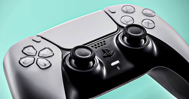 Un'immagine che mostra il controller DualSense di PlayStation 5 al momento del rilascio