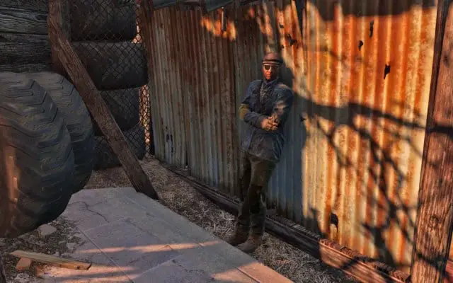 Fallout 4 Deacon apoyado contra una pared