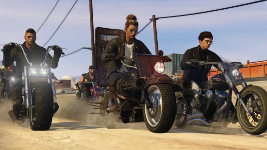 Voitures les plus rapides de GTA 5 : trois personnes sur des motos lowrider conduisant sur un chemin de terre.