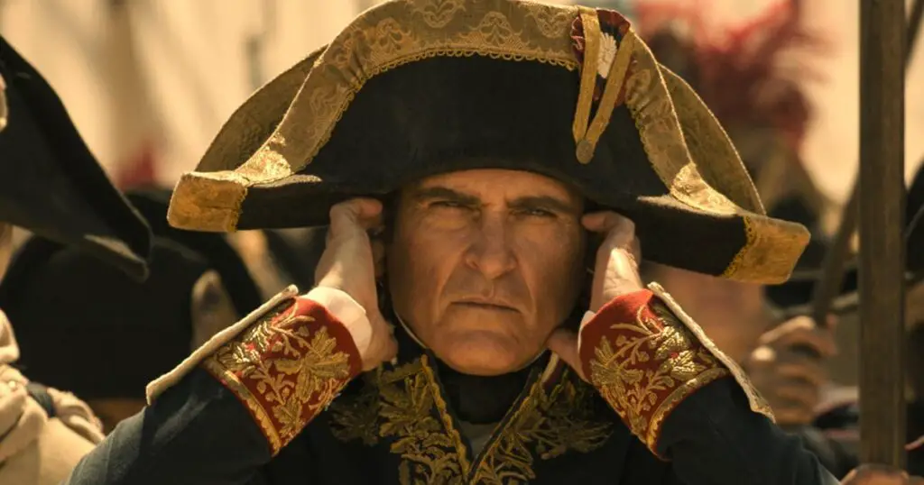 Brian Cox vychází se zbraněmi a pláče nad „opravdu hrozným“ výkonem Napoleona Joaquina Phoenixe