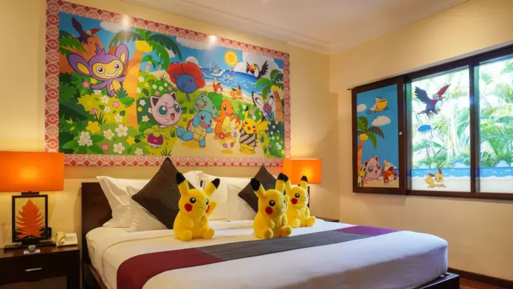 Pikachu plyšové na Pokémon místnosti v hotelu Nikko Bali Benoa Beach