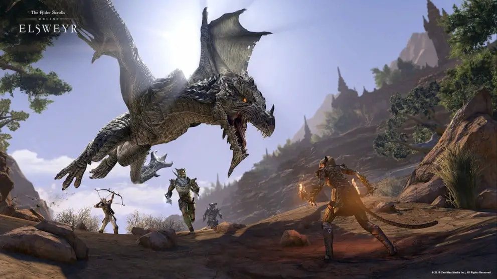 Angesiedelt in der Welt der Elder Scrolls-Spieleserie. Ein Drache fliegt tief zu Boden, um eine Gruppe von Reisenden anzugreifen. Ein Reisender flieht vor ihm, während andere versuchen, gegen ihn zu kämpfen.