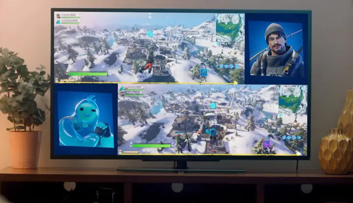 Des personnes jouant à Fortnite en mode écran partagé sur un téléviseur.