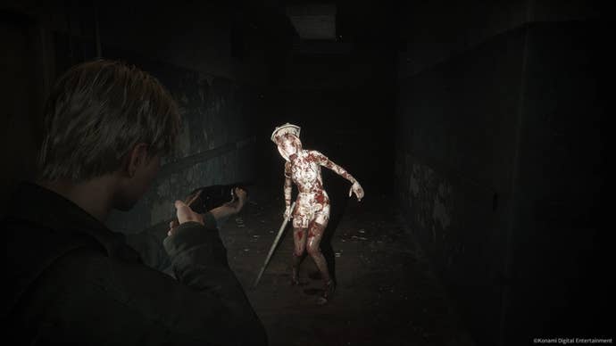 James Sunderland míří brokovnicí na Bubble Head Nurse v Silent Hill 2 Remake