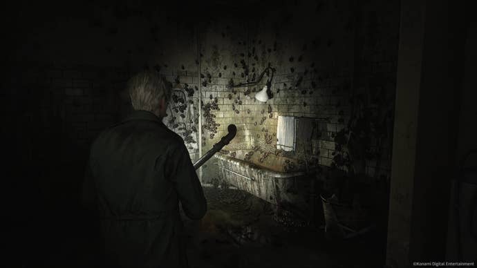 James Sunderland se v remaku Silent Hill 2 blíží k vaně pokryté brouky